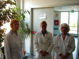 Tre Volontarie di fronte al reparto di oncologia